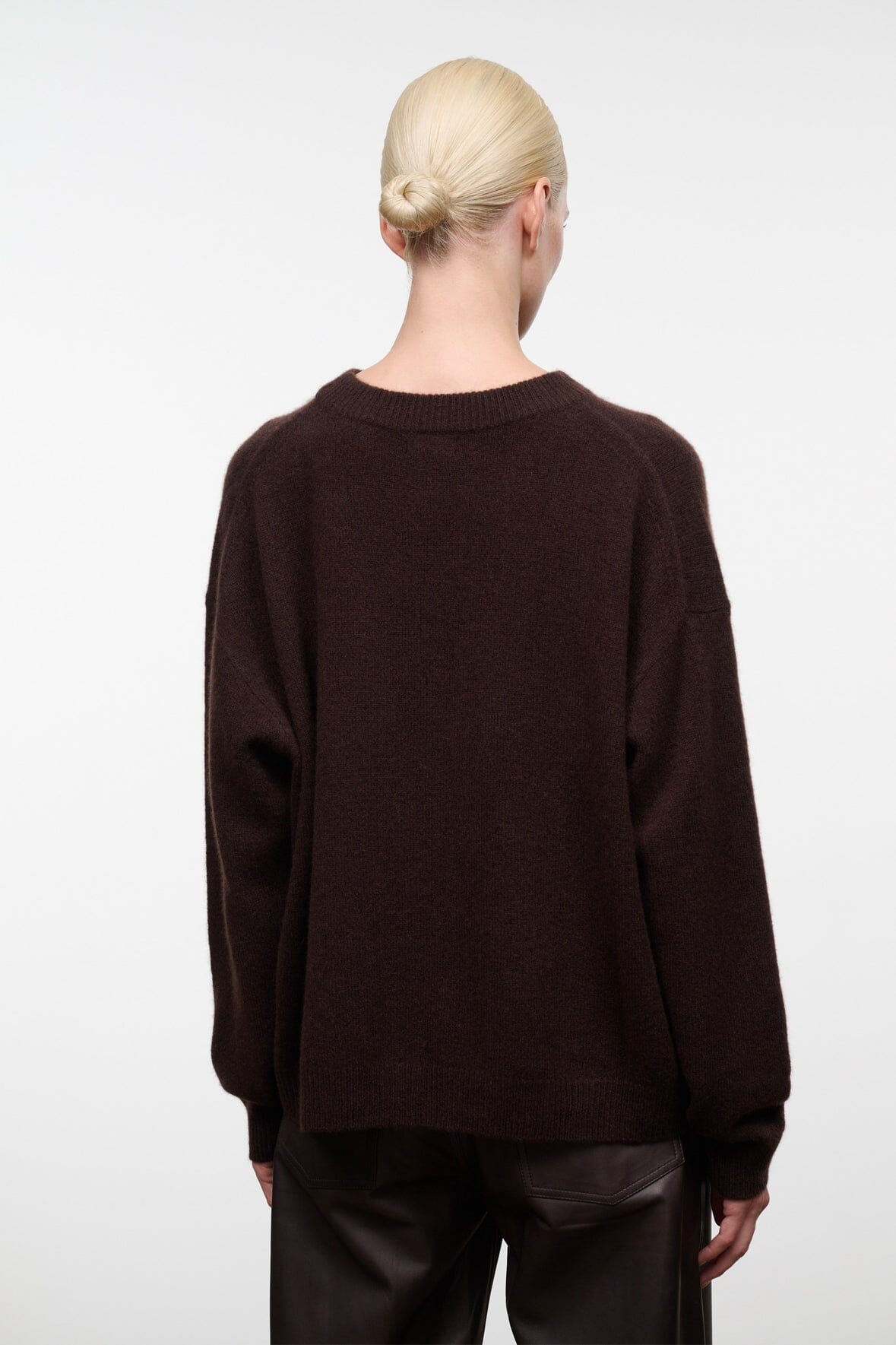 SERRANO CASHMERE RELAXED CREW | DARK CHOCOLATE