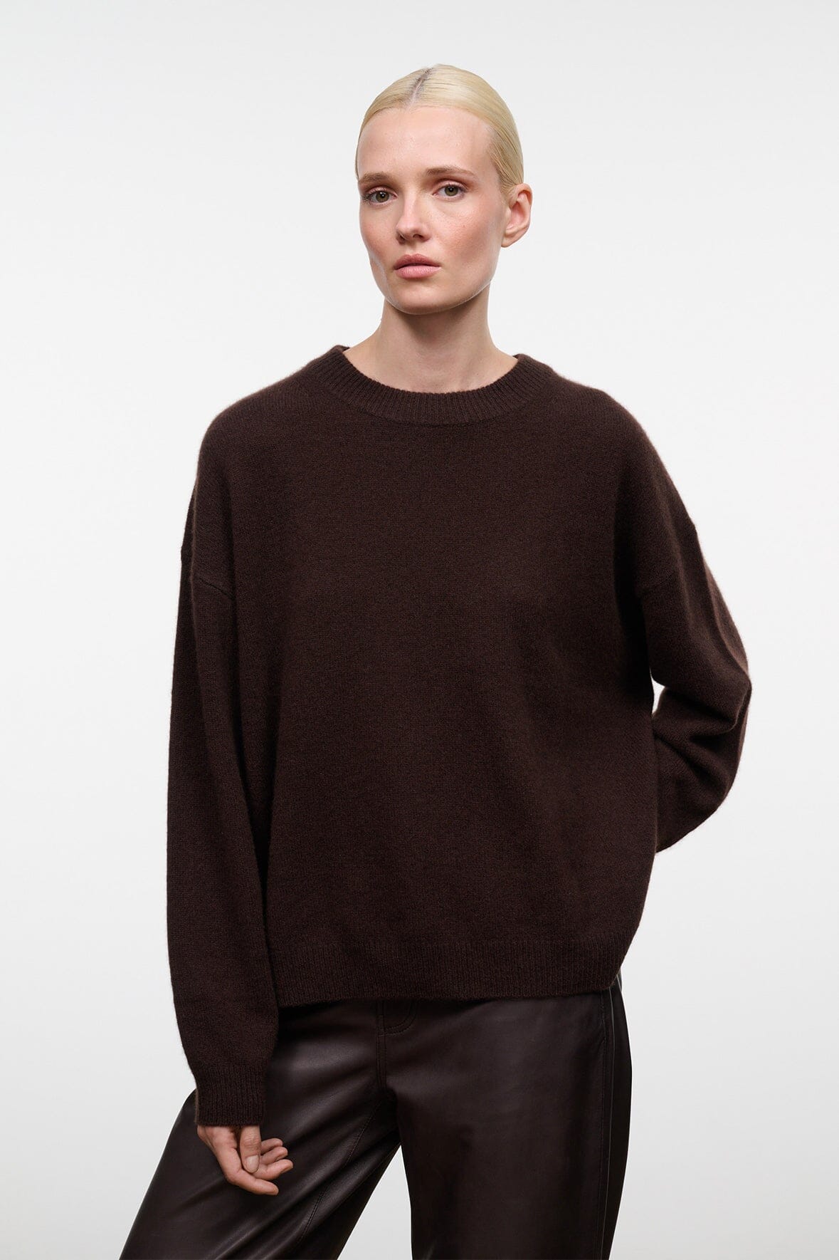 SERRANO CASHMERE RELAXED CREW | DARK CHOCOLATE