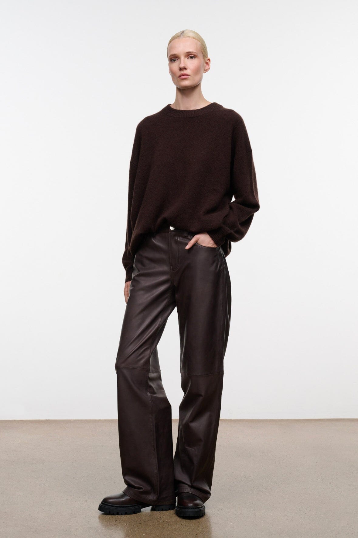 SERRANO CASHMERE RELAXED CREW | DARK CHOCOLATE