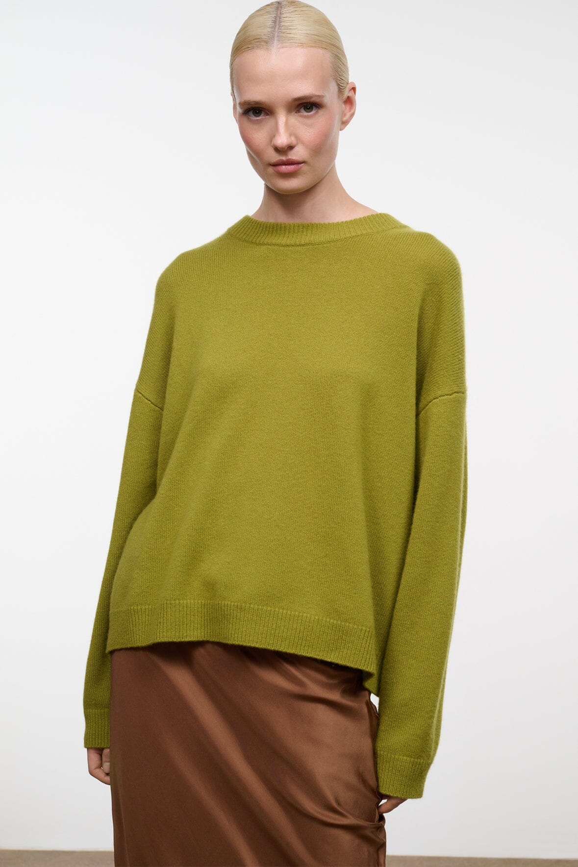 SERRANO CASHMERE RELAXED CREW | PEAR